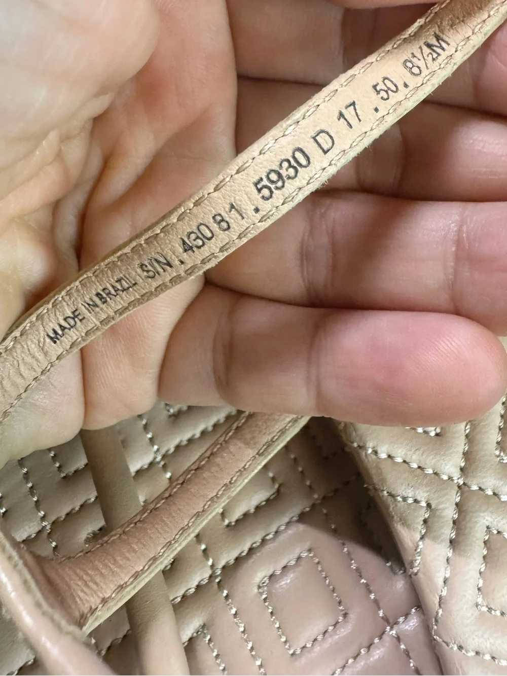 Tory Burch Marion Quilted Nude Beige Logo T-Strap Sandals size 8.5 IMMACULATE